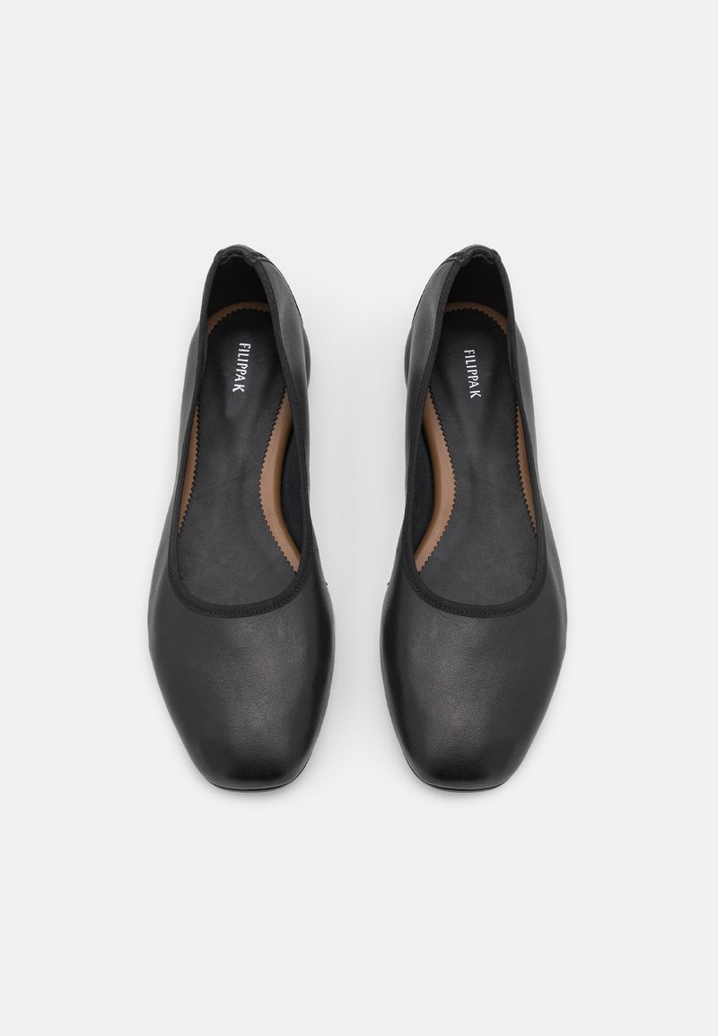 Schwarze Lederflats mit abgerundetem Zehenbereich, elastischen Kanten und einer glatten Textur. Die Innensohle hat eine tanfarbene Farbe mit subtilen, gewellten Details.