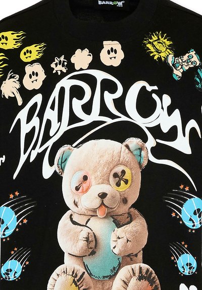 Zwart shirt met een versleten teddybeer met ongelijke ogen, omringd door cartoonachtige schedels, gele vuurballen, zonnebloem en witte "BARROW" tekst.