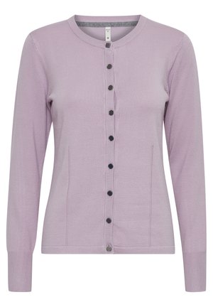 Lilla cardigan lavet af blødt strikket stof, med rund halsudskæring, lange ærmer og en knaplukning foran med sorte knapper.