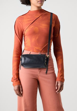 Sort læder crossbody taske med rektangulær facon, gyldne hardware-detaljer og en aftagelig rem. Glat tekstur med minimal branding.