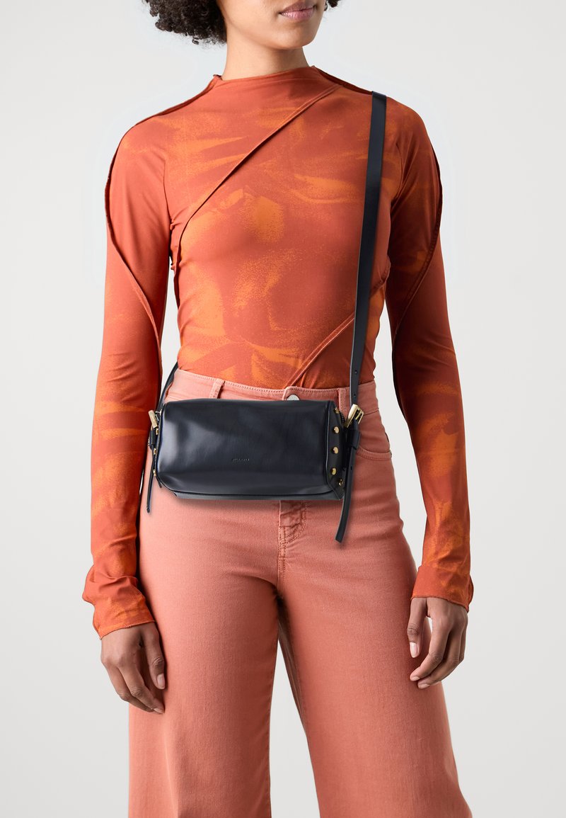 Borsa a spalla in pelle nera con forma rettangolare, dettagli in metallo dorato e tracolla staccabile. Texture liscia con branding minimale.