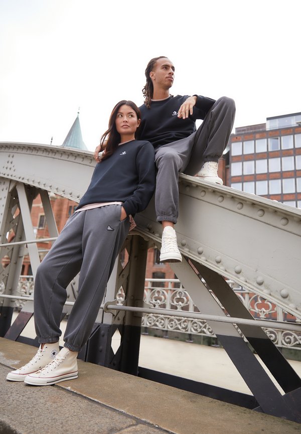 CLASSIC FIT LEFT CHEST STAR CHEV EMB CREW BB - Sweatshirt