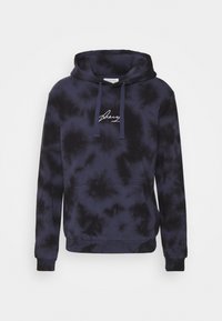 Felpa con cappuccio in tie-dye blu navy, realizzata in un mix di cotone, con tasca a marsupio e testo ricamato bianco sul petto. Cappuccio regolabile con laccetto.