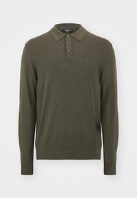 Suéter polo de manga larga verde oliva con cuello de canalé, tapeta de tres botones y tejido texturizado.