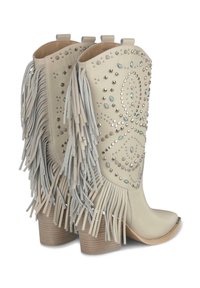 Botas de cowboy de cuero beige con flecos plateados, tachuelas decorativas y acentos en azul claro; tacón de madera apilada; diseño de punta afilada.