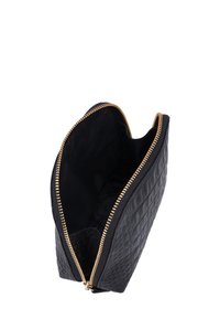 Melnā kvadrātveida ādas somiņa ar zelta rāvējslēdzēju, kurai ir gluda iekšējā oderējuma. Atvērta, parādot savu trīsstūrveida formu un plašo dizainu.