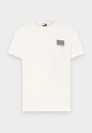 Weißes T-Shirt mit kurzen Ärmeln und Rundhalsausschnitt, mit kleinem dunkelblauem Tommy Jeans-Logo und Gitternetz-Design auf der linken Brust.