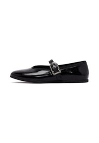 Zapato plano de charol negro con punta redondeada, una correa elástica en el empeine y un acento de hebilla metálica en el lateral.