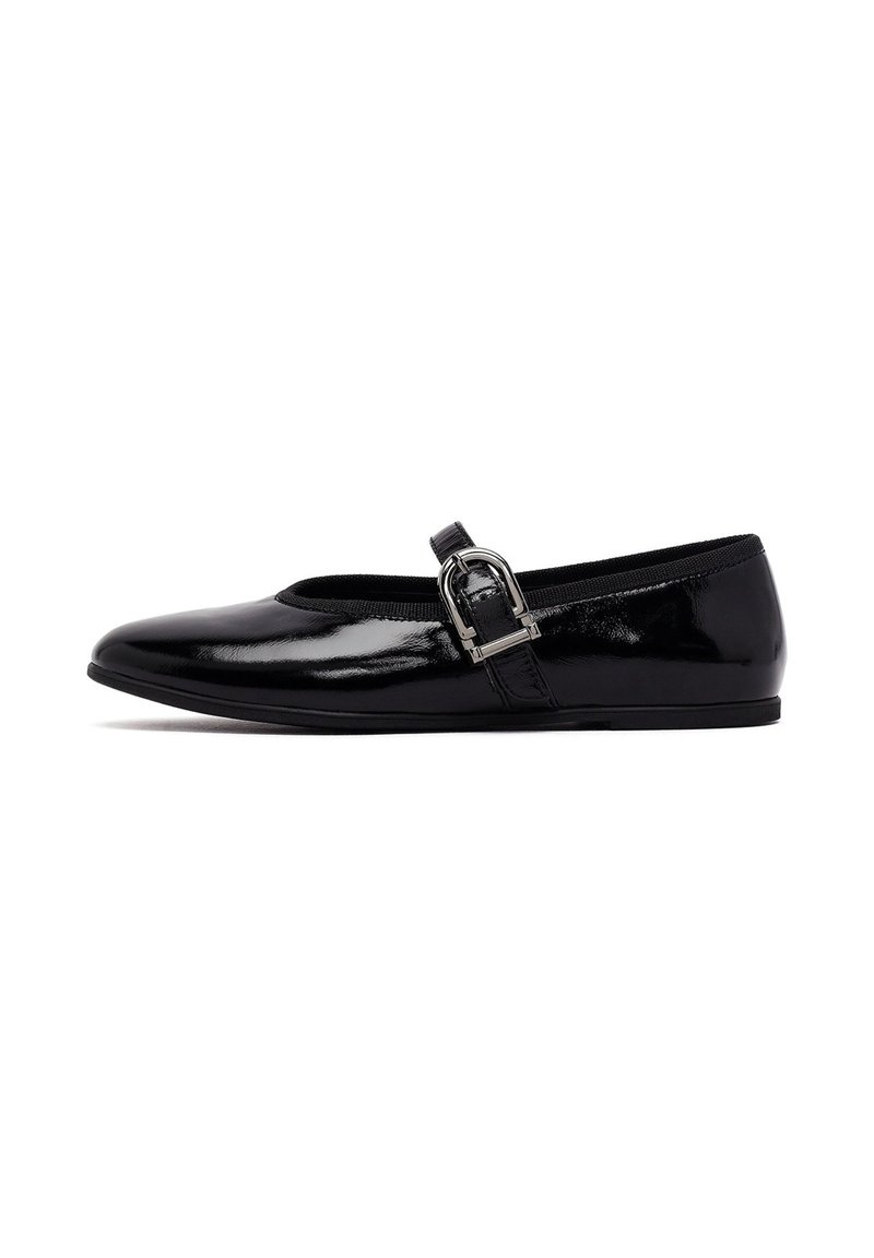 Zapato plano de charol negro con punta redondeada, una correa elástica en el empeine y un acento de hebilla metálica en el lateral.