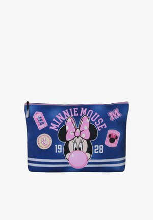 Blauwe stoffen pouch met een tekening van Minnie Mouse, een roze strik, de tekst "Minnie Mouse 1928" en verschillende kleurrijke badges en emblemen.