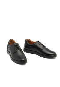 Melni ādas apavi ar gludu tekstūru, noapaļotu purngalu un dekoratīvām saites. Brūna iekšējā oderēšana un minimālistisks dizains. Izturīga melna zole.