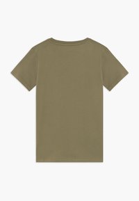Krátké tričko olivově zelené barvy z bavlny s kulatým výstřihem, hladkou texturou a bez viditelných designových prvků či značkování.