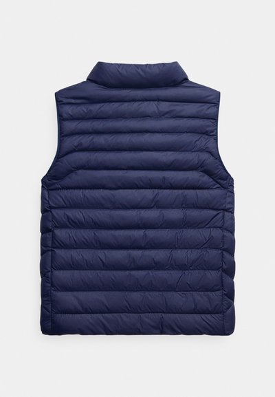 Marineblå polstret vest med høy krage, med horisontal quiltet stikking og en glatt, vannavstøtende stofftekstur.
