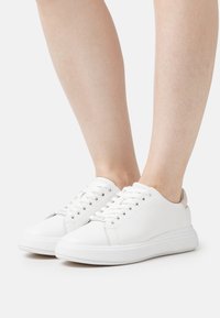 Calvin Klein RAISED CUPSOLE LACE UP - Sneaker low - white/crystal gray