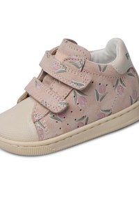 Scarpa in suede rosa con motivo floreale, dotata di due cinturini in Velcro, punta in crema testurizzata e suola in gomma beige testurizzata.