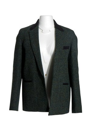 Blazer en laine vert foncé avec col noir et détails de poche présenté sur un buste de mannequin blanc sur fond blanc.