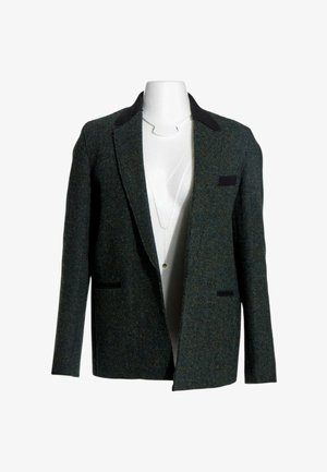Blazer in lana verde scuro con colletto nero e dettagli sulle tasche esposto su torso di manichino bianco su sfondo bianco.