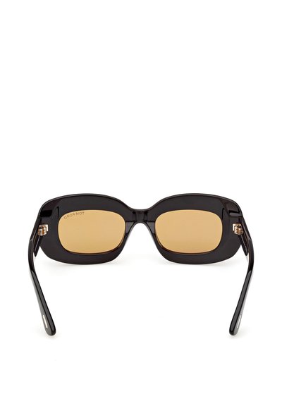 Schwarze rechteckige Sonnenbrille mit bernsteinfarbenen Gläsern und dünnen Bügeln, von vorne auf weißem Hintergrund gezeigt.