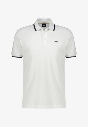 Balts polo krekls, izgatavots no kokvilnas, ar divu pogu aizdares, tumši zila apkakles apdare un neliels melns logotips uz krūtīm.