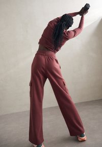 Champion EMOTIONAL DANCE WIDE LEG CARGO PANTS - Treniņtērpa apakšdaļas - dark brown