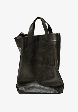 Sort læder tote taske med to håndtag på toppen, præget af en glat overflade og en struktureret form, skræddersyede sømme og ingen synlig lukning.