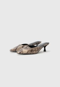 Talons slingback à bout pointu dans un motif serpent, avec un petit talon et une doublure intérieure noire au toucher lisse.