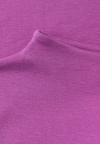 Tessuto ribbed viola con una texture morbida, caratterizzato da un collo rotondo. Il materiale appare elastico con linee uniformemente distanziate in tutto il tessuto.