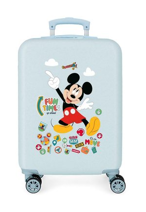 Maleta azul claro con cuatro ruedas que presenta a Mickey Mouse, pegatinas coloridas con temática de viajes, nubes y la frase "Momentos divertidos por delante".