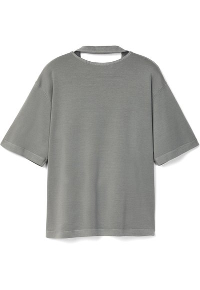 Grå kortärmad t-shirt med avslappnad passform, rund halsringning och en subtil textur, med en öppen ryggdesign.