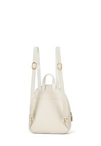 Zaino in pelle bianca con hardware dorato, spallacci regolabili, forma curvata e design minimalista. Presenta una maniglia superiore e dettagli con zip.