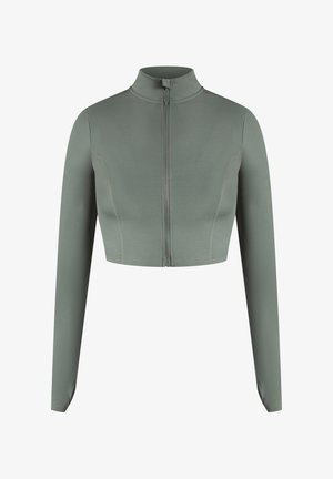 Przycięta kurtka z długim rękawem w stonowanej zieleni, wykonana z gładkiego, elastycznego materiału z zapięciem na zamek z przodu i wysokim kołnierzem. Uzupełniona o subtelne szwy.