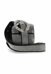 Cinturón negro adornado con pedrería plateada, con una hebilla grande y joyada. Textura suave con un acabado brillante y reluciente.