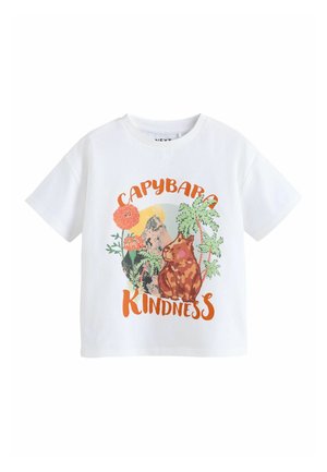 Hvid T-shirt med korte ærmer med en siddende kapibara, farverige blomster, palmer og ordene "Capybara Kindness" i orange bogstaver.