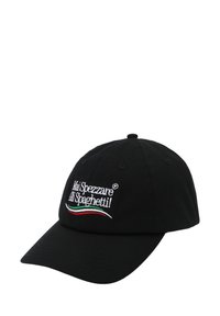 Gorra de béisbol negra hecha de algodón, con texto bordado en blanco y un acento verde y rojo, con visera curvada y parte trasera ajustable.