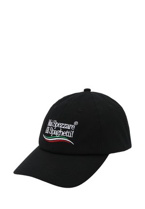 Casquette de baseball noire en coton, avec un texte brodé blanc et un accent vert et rouge, dotée d'une visière incurvée et d'un dos réglable.