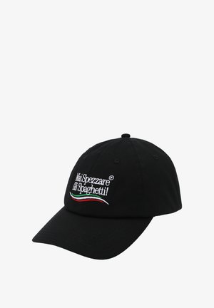 Schwarze Baseballmütze aus Baumwolle, mit weißen gestickten Texten und einem grünen sowie roten Akzent, mit einem gebogenen Schirm und verstellbarem Rücken.