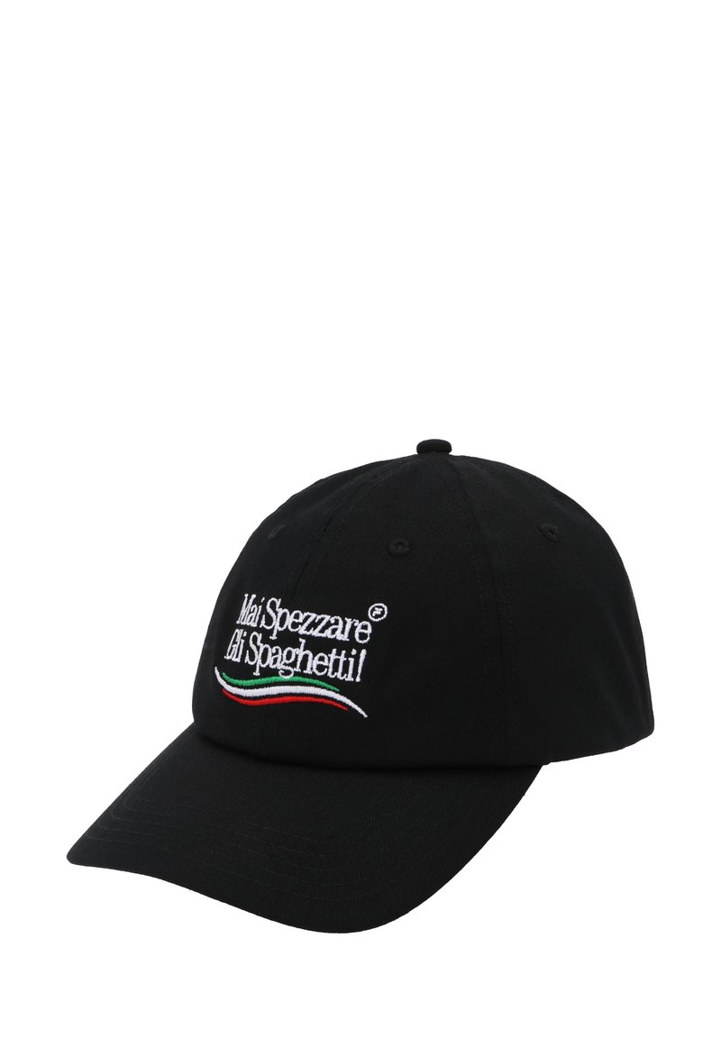 Gorra de béisbol negra hecha de algodón, con texto bordado en blanco y un acento verde y rojo, con visera curvada y parte trasera ajustable.