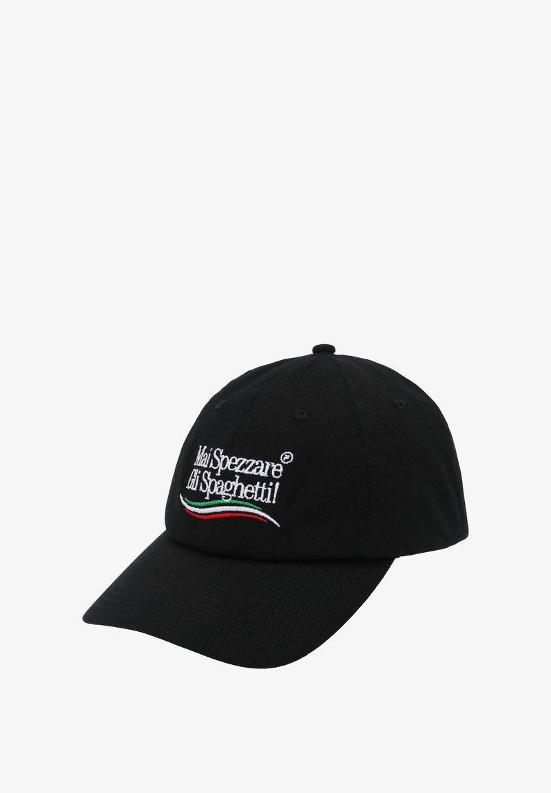 Gorra de béisbol negra hecha de algodón, con texto bordado en blanco y un acento verde y rojo, con visera curvada y parte trasera ajustable.
