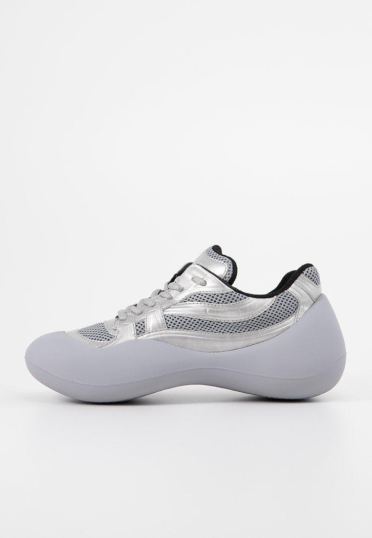 J.W. Anderson Sneakers laag zilverkleurig