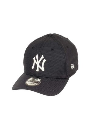 Schwarze Baseballkappe mit strukturiertem Design, ausgestattet mit einem gestickten weißen "NY"-Logo auf der Vorderseite und einem gebogenen Schirm. Sichtbare Netzstruktur.