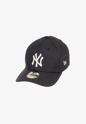 Schwarze Baseballkappe mit strukturiertem Design, ausgestattet mit einem gestickten weißen "NY"-Logo auf der Vorderseite und einem gebogenen Schirm. Sichtbare Netzstruktur.