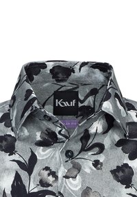 Camicia a maniche corte in fantasia floreale nera e grigia, con colletto a punta e chiusura con bottoni, realizzata in tessuto testurizzato. Etichetta del marchio visibile.
