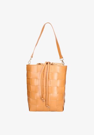 Tan kleurige leren schoudertas met gevlochten vierkant patroon, verstelbare riem en sluitkoord, op witte achtergrond.