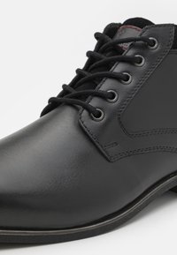 Pier One LEATHER - Stivaletti stringati - black