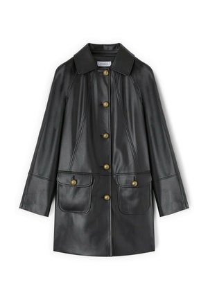 Cappotto di pelle nera con grandi bottoni marroni, due tasche frontali a falda e un ampio colletto, esposto su uno sfondo bianco.