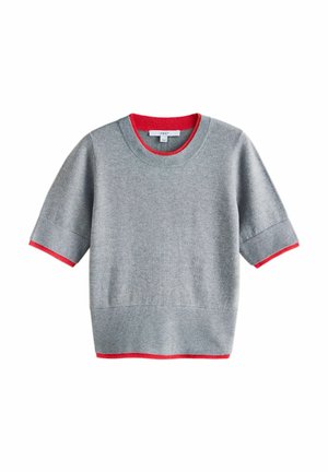 Grauer Strickpullover mit kurzen Ärmeln, mit roten Akzenten am Halsausschnitt und an den Bündchen. Glatte Textur und reguläre Passform.