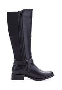 Bota de cuero negra hasta la rodilla con cremallera lateral, panel elástico en la parte posterior, tacón bajo y correa decorativa alrededor del tobillo.