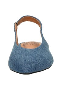 Denim balletschoenen met afgeronde neuzen, flexibele zolen en een enkelriem. Blauwe denimstof met een gladde textuur en een bruine binnenvoering.