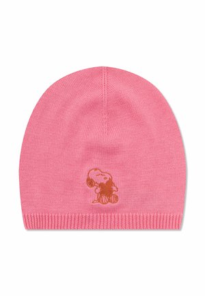 Roze gebreide muts met een klein bruin Snoopy-figuurtje geborduurd vlakbij de onderkant in het midden.