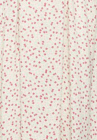 Bomuldsstof i cremefarve med et delikat blomstermønster, der har små pink og røde blomster omkranset af grønne blade.